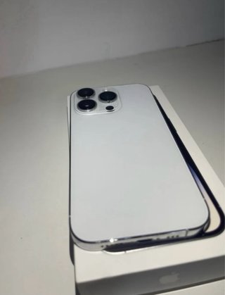 iPhone 14 Pro argento e bianco