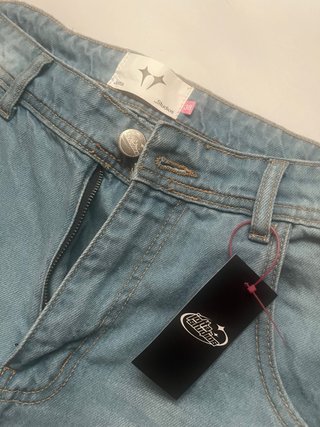 Pantalón vaquero JOTTASTUDIO con estampado Mew