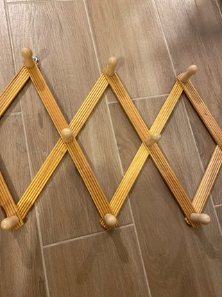 Colgador de pared extensible de madera