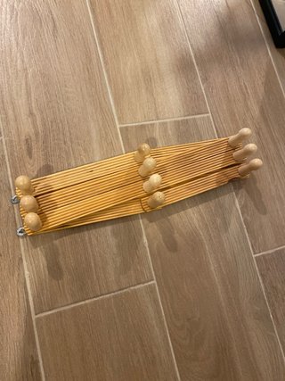 Colgador de pared extensible de madera