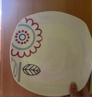 Seis platos de porcelana con diseño floral