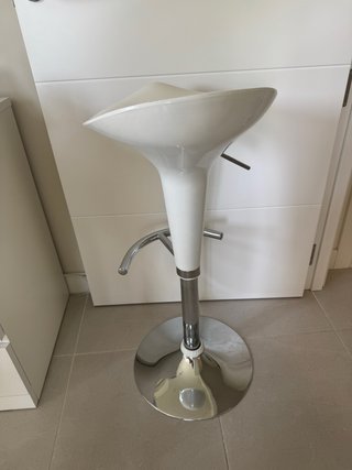 Taburete alto cocina blanco y plateado