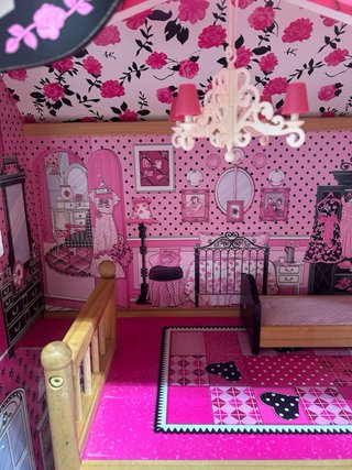 Casita de muñecas rosa con ascensor