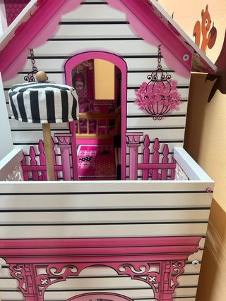 Casita de muñecas rosa con ascensor