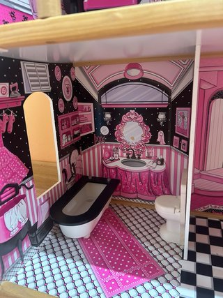 Casita de muñecas rosa con ascensor