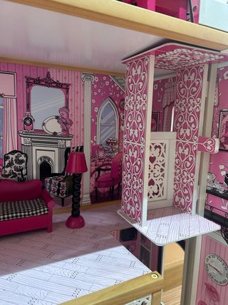 Casita de muñecas rosa con ascensor