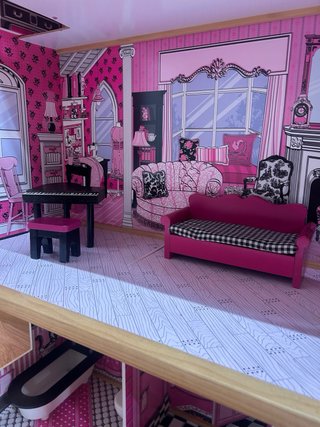 Casita de muñecas rosa con ascensor