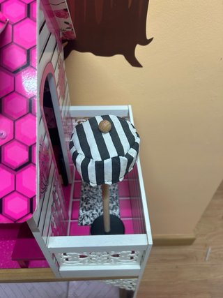 Casita de muñecas rosa con ascensor