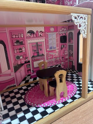 Casita de muñecas rosa con ascensor