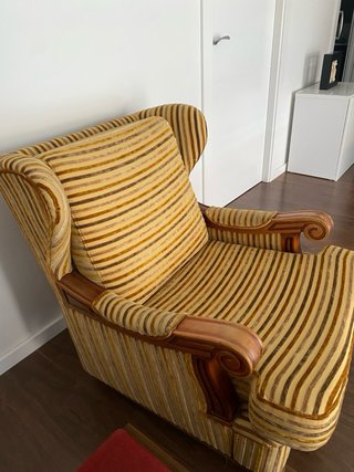 Sillón clásico orejero con reposapiés incluido | M