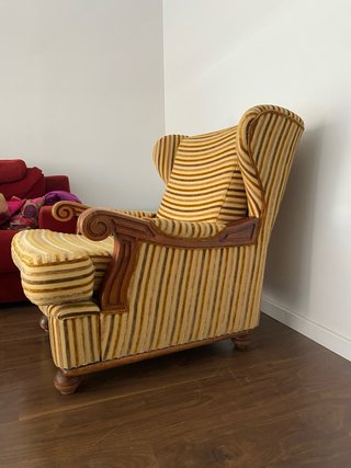 Sillón clásico orejero con reposapiés incluido | M