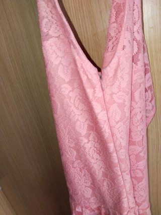 Vestido de encaje rosa.