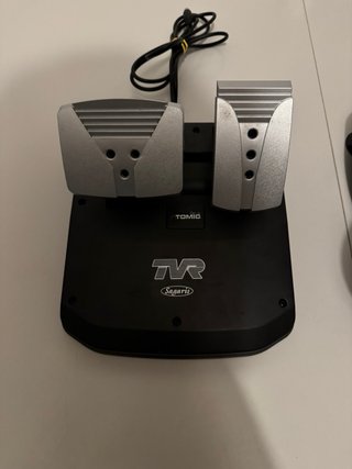 Volante e pedali Thrustmaster per PS