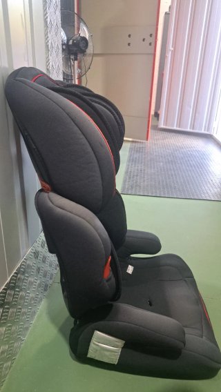 Silla Alza de coche negra con detalles rojos