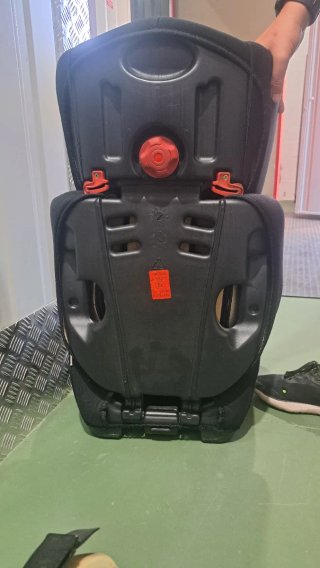 Silla Alza de coche negra con detalles rojos