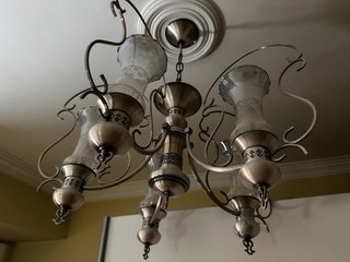 Lámpara de techo dorada con detalles de cristal