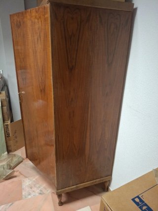 Armario de madera clásico