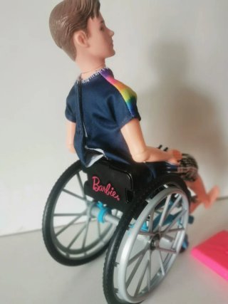 Muñeca Barbie gimnasta y silla de ruedas