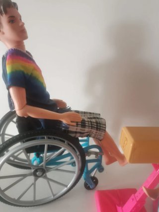 Muñeca Barbie gimnasta y silla de ruedas