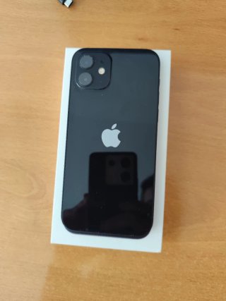 iPhone 12 Negro con Funda Amarilla