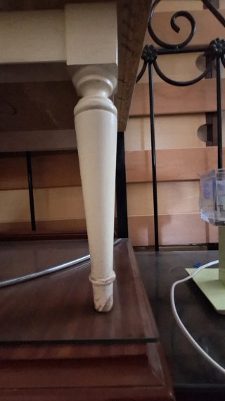 Mesilla auxiliar blanca con detalles dorados