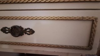 Mesilla auxiliar blanca con detalles dorados
