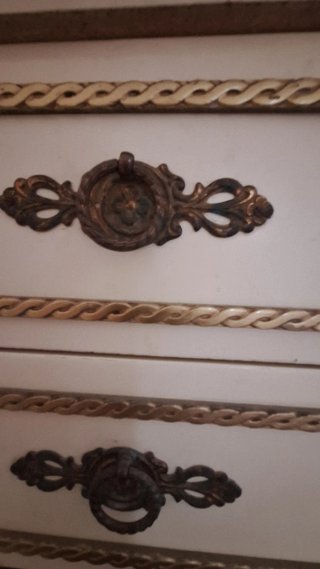 Mesilla auxiliar blanca con detalles dorados