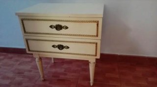 Mesilla auxiliar blanca con detalles dorados