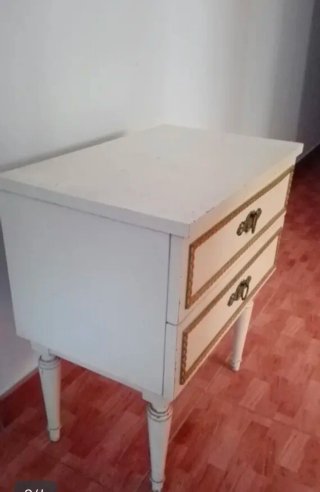 Mesilla auxiliar blanca con detalles dorados