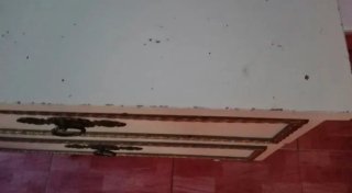 Mesilla auxiliar blanca con detalles dorados