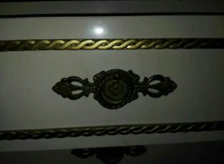 Mesilla auxiliar blanca con detalles dorados