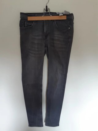 Pantalones vaqueros azules y otros  grises