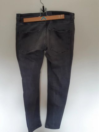 Pantalones vaqueros azules y otros  grises