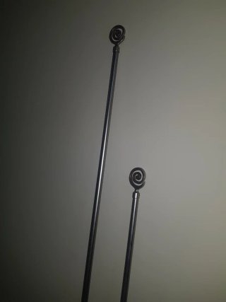 2 BARRAS DE CORTINAS METALICAS CON EMBELLECEDORES