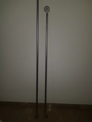 2 BARRAS DE CORTINAS METALICAS CON EMBELLECEDORES