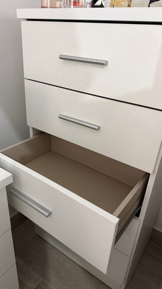 Cajonera blanca y plateada
