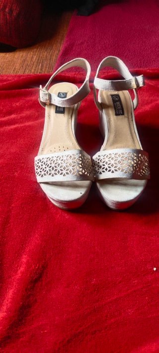 Sandalias cuña beige/plata talla 39