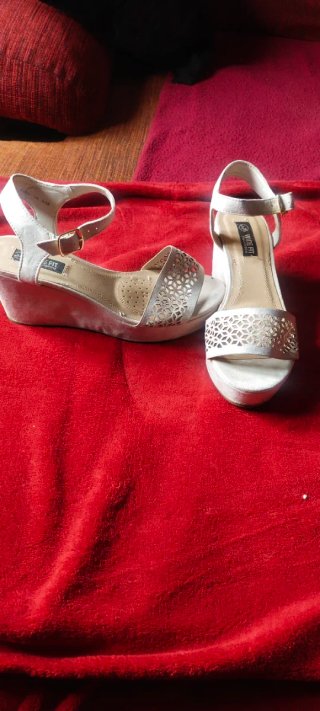 Sandalias cuña beige/plata talla 39