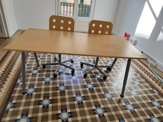 Escritorio y 5 sillas madera y metal