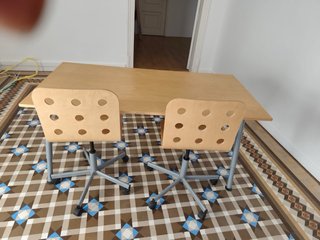 Escritorio y 5 sillas madera y metal