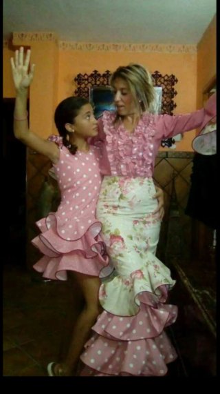 Trajes de flamenca rosas y blancos