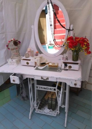 Tocador  restaurado sobre máquina de coser vintage