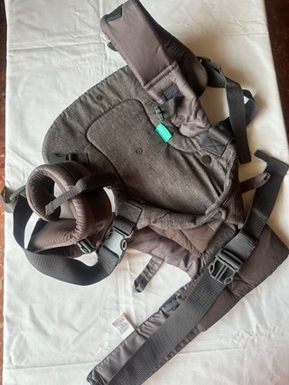 Mochila bebé gris adaptable Infantino
