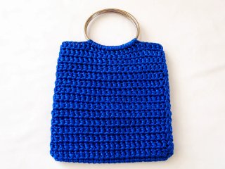 Bolso fiesta crochet azul con asas metálicas
