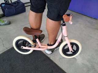 Bicicleta de equilibrio rosa para niña