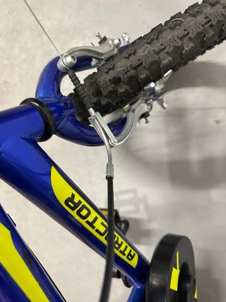 Bicicleta infantil azul con