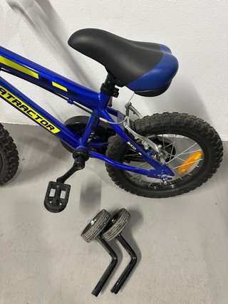 Bicicleta infantil azul con