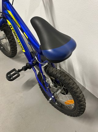 Bicicleta infantil azul con