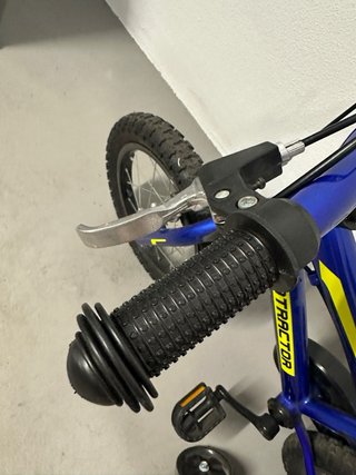 Bicicleta infantil azul con