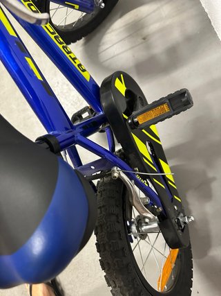 Bicicleta infantil azul con